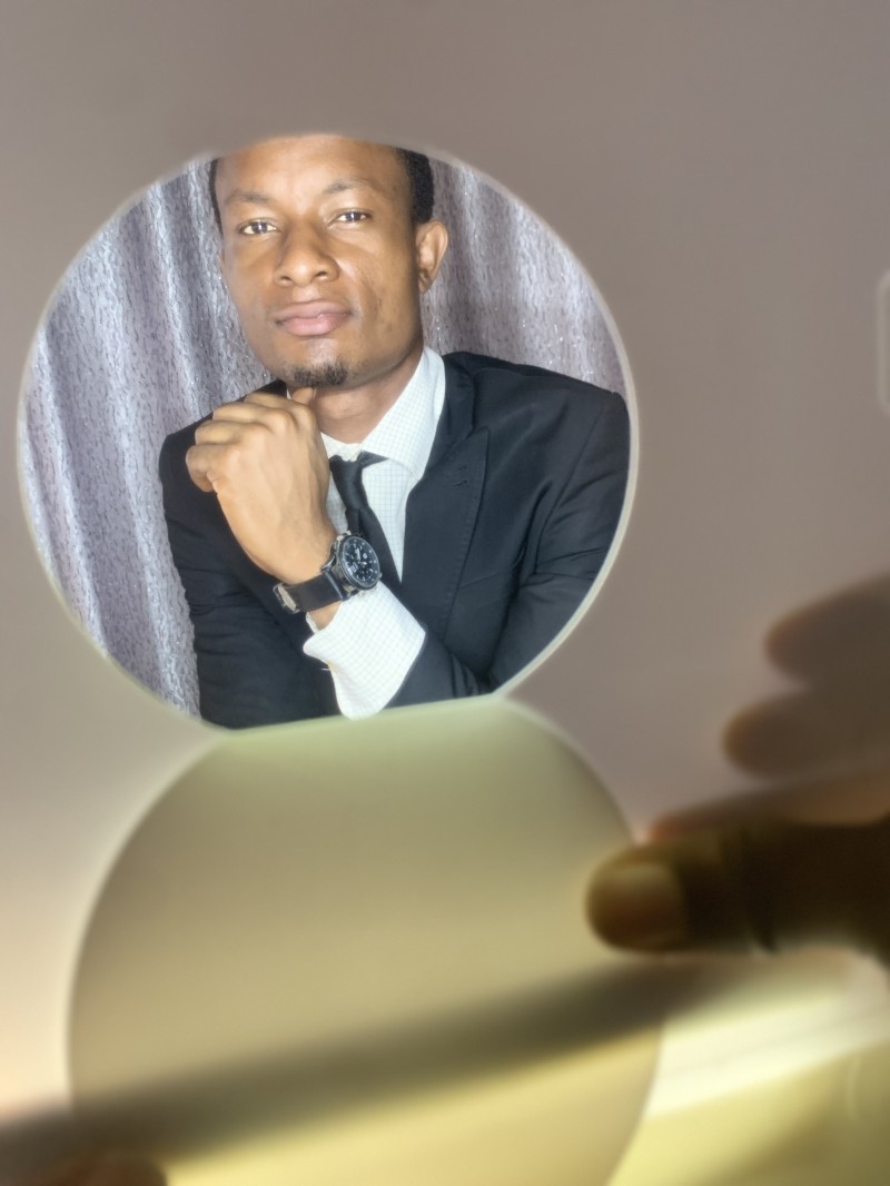 Oluwole Olasubomi