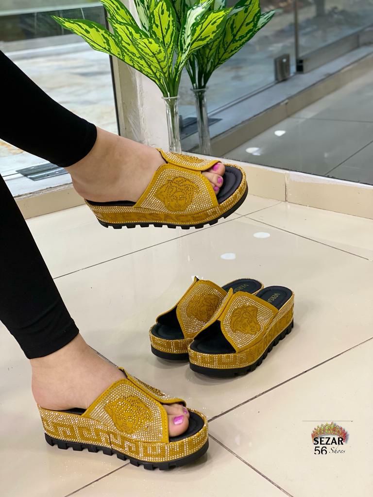 【送料&関税込】VERSACE ゴールドロゴ フラットサンダル Buy Versace Gold by Shopkonet on Selar