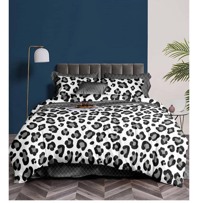 Duvet set (1 bedsheet, 4 pillowcases and a heavy reversible duvet)