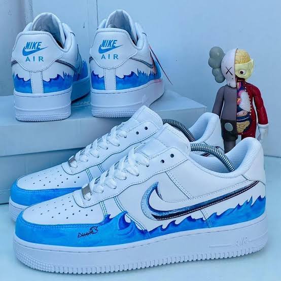 NIKE