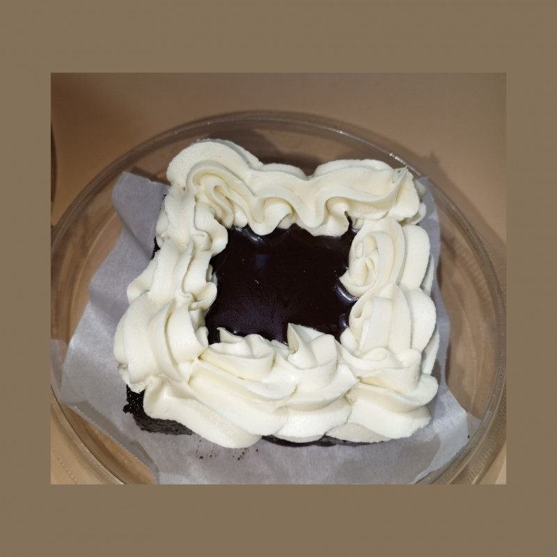 4inch Bento Chocolate Fudge Cake glazed with ganache, swiss meringue buttercream frosting, drizzled with caramel