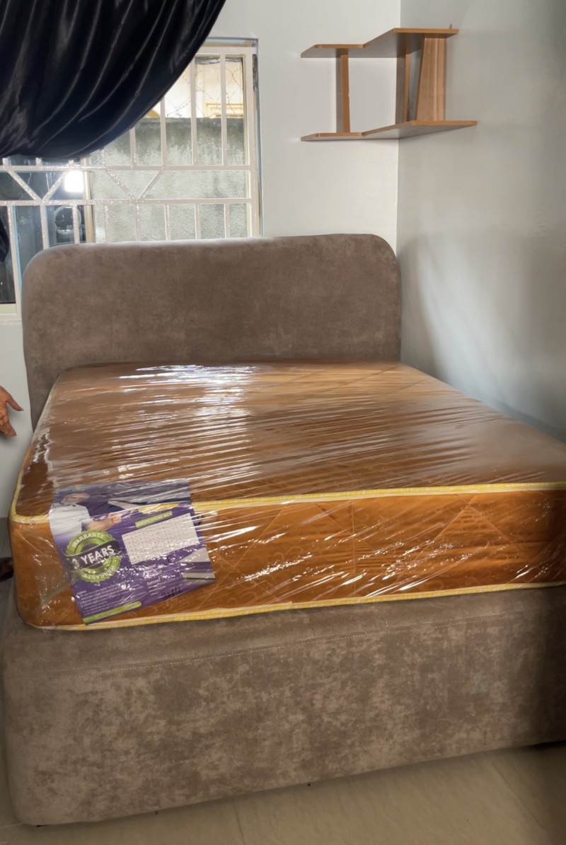 Mattress vendor + Bed frame / furniture Artisan (combo)