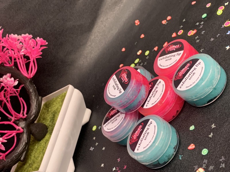 Exfoliating lip scrub
