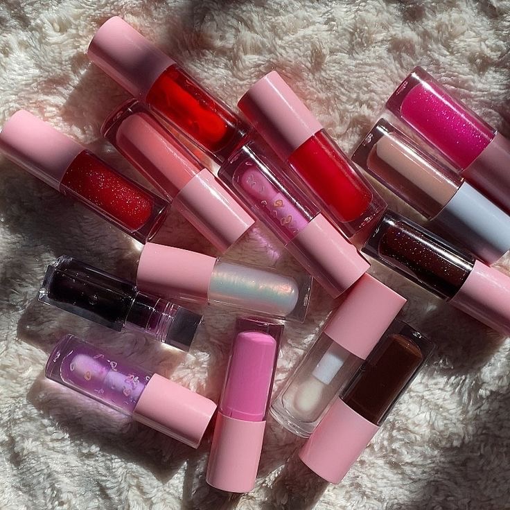 Aesthetic lip glosses