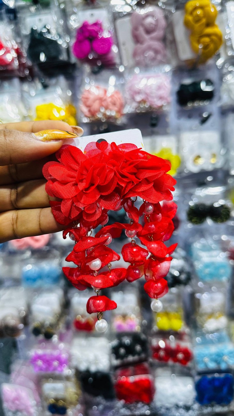 100 Boucles d'oreilles fleuries à 137500cfa