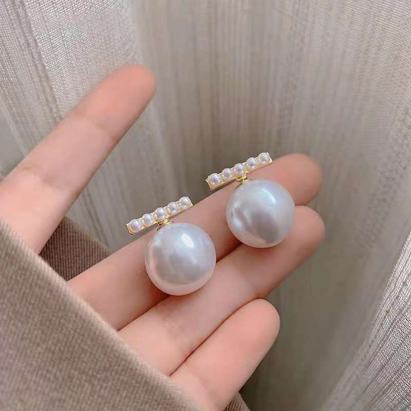 Exclusive pearl earrings
