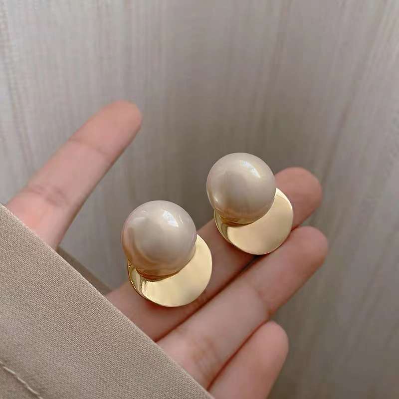 Exclusive pearl earrings