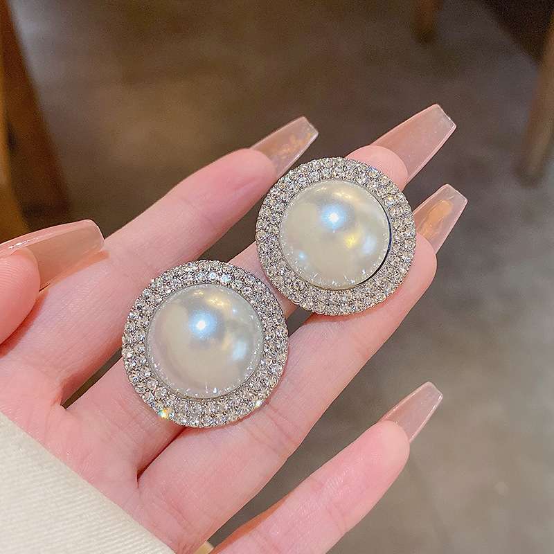 Exclusive pearl earrings