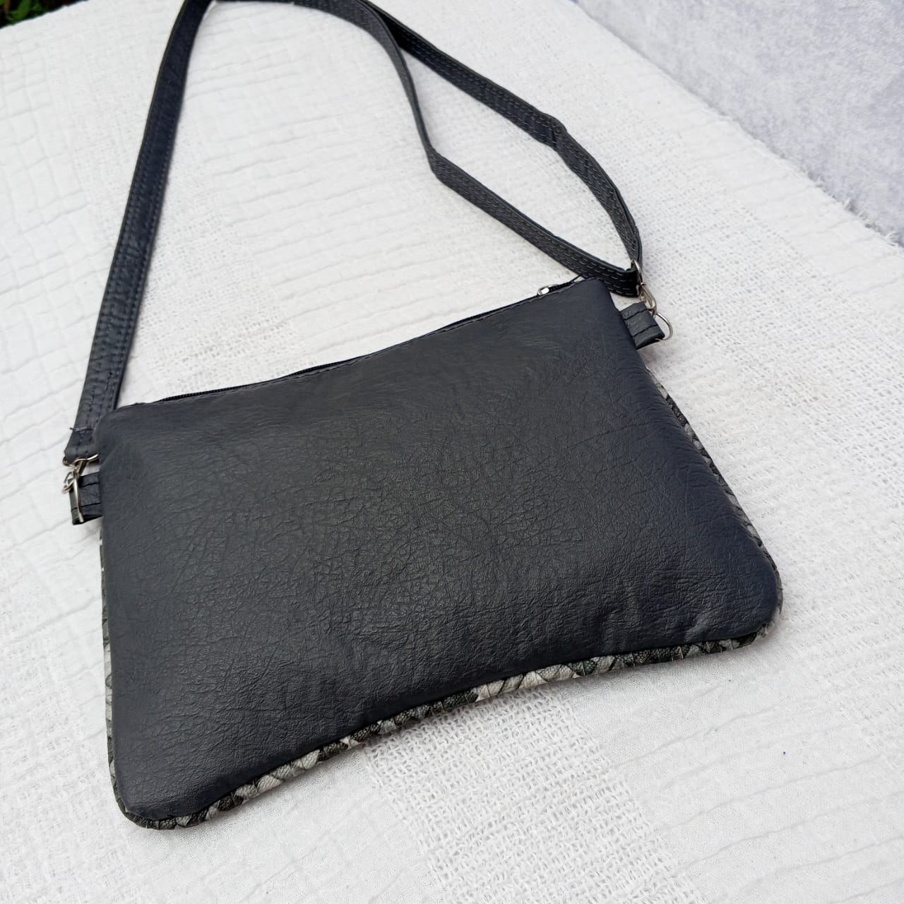 get-the-everly-crossbody-wristlet-bag-pattern-by-hallel-patterns-on-selar